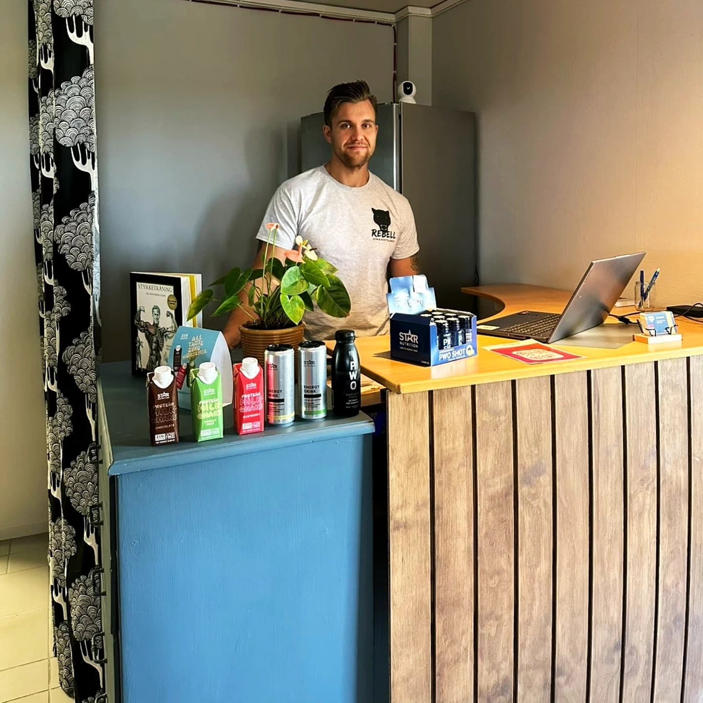 Jacob Nilsson bakom receptionsdisken på Rebell Gym
